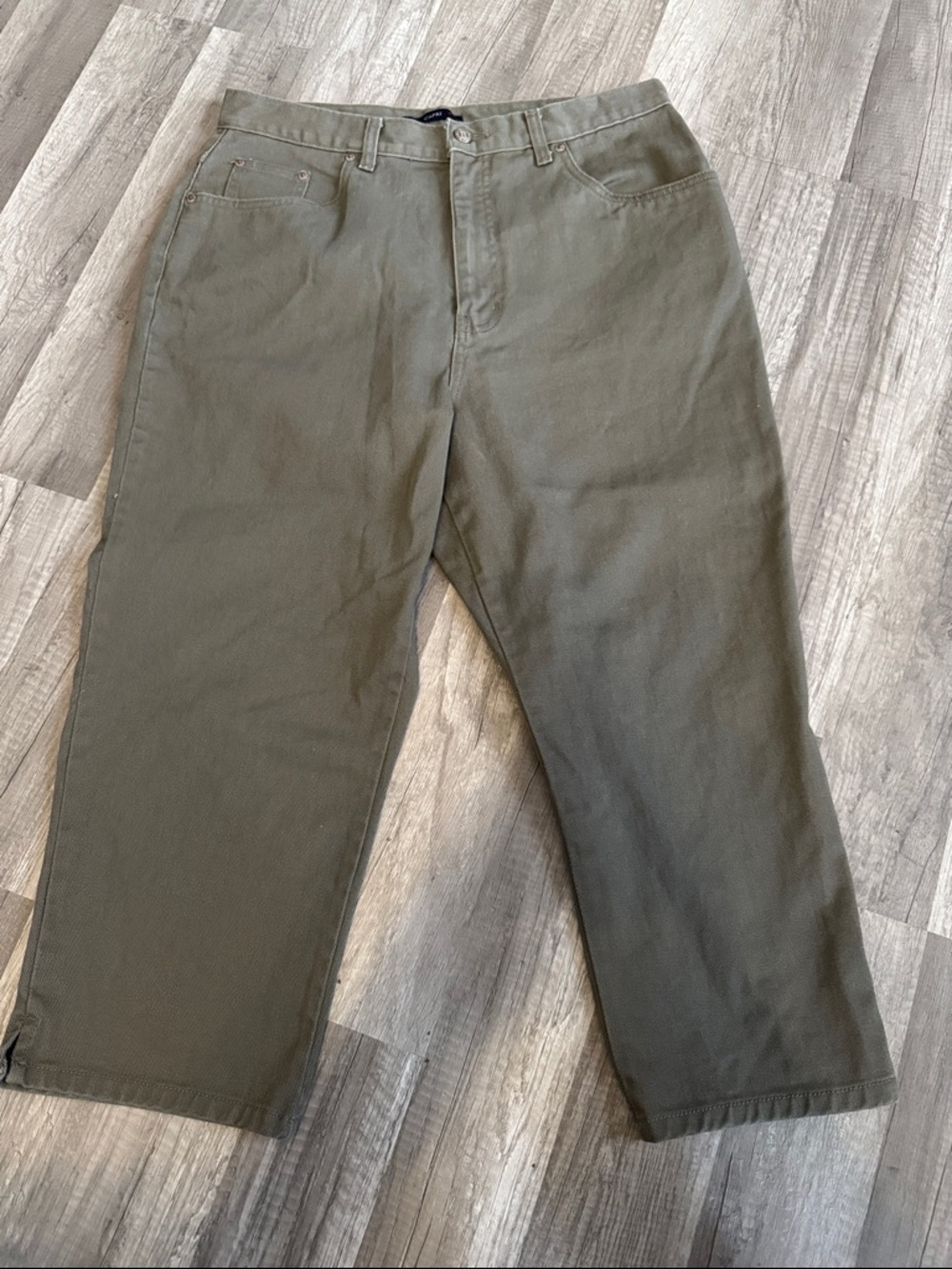 Bill Blass Olive Capri Jeans